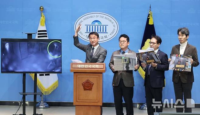 [서울=뉴시스] 조성봉 기자= 한병도 더불어민주당 의원을 비롯한 민주당 내란 국정조사특별위원회 위원들이 16일 오전 서울 여의도 국회 소통관에서 열린 현안관련 긴급 기자회견에서 발언을 하고 있다. 국조특위는 2024년 12월 4일 새벽, 국회에 진입한 계엄군이 국회 본관 일부 전력을 차단했다고 밝혔다. 2025.02.16. suncho21@newsis.com