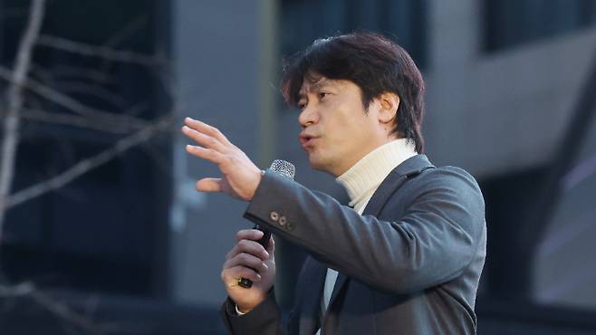 15일 오후 광주 동구 금남로에서 열린 윤석열 대통령 탄핵 촉구 집회에서 유명 역사강사 황현필 역사바로잡기연구소장이 발언하고 있다. 연합뉴스