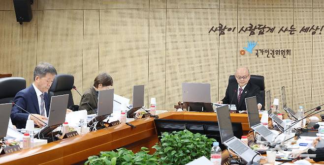 안창호 국가인권위원장이 10일 오후 서울 중구 인권위에서 열린 2차 전원위원회에서 안건을 심의하고 있다. 류영주 기자