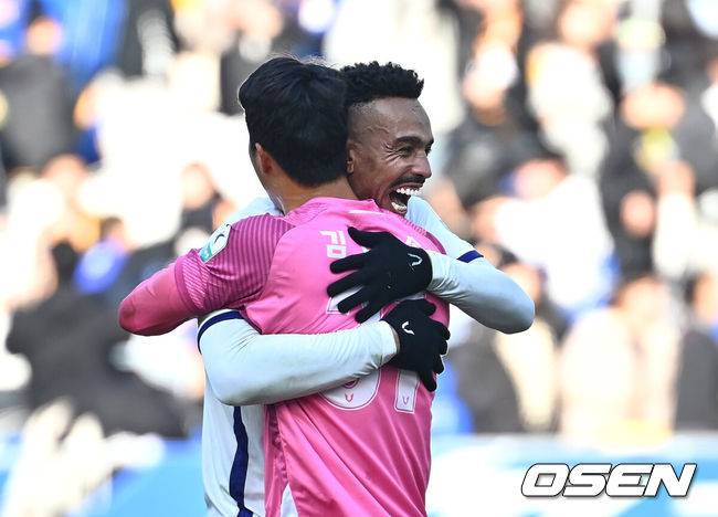 [OSEN=울산, 이석우 기자] 16일 울산 문수축구경기장에서 하나은행 K리그1 2025 울산 HD와 FC 안양의 경기가 열렸다.  디펜딩 챔피언 울산 HD와 무려 11년 만에 K리그1 무대로 진출한 FC 안양이 드디어 맞붙는다! 챔피언의 자존심과 승격팀의 패기, 과연 이 대결의 승자는 누가 될 것인지 궁금하다.FC안양 모따가 후반 추가시간에 골을 넣고 승리한 후 기쁨을 나누고 있다. 2025.02.16 / foto0307@osen.co.kr