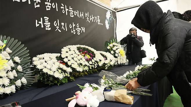 12일 오전 초등학생 피살사건 피해자 김하늘(8)양의 합동분향소가 마련된 대전 서구 한 초등학교에서 시민들이 추모하고 있다.