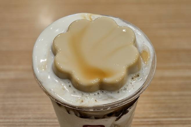 공차코리아와 풀무원식품이 협업해 지난 4일 출시한 공차의 ‘흑당 두부 크러쉬+미니펄’. ‘또우화’ 토핑이 통째로 들어갔다.