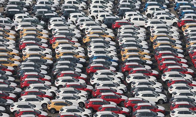 지난 14일 경기 평택시 포승읍 평택항 수출 야적장에 차량이 주차되어 있다. 뉴스1