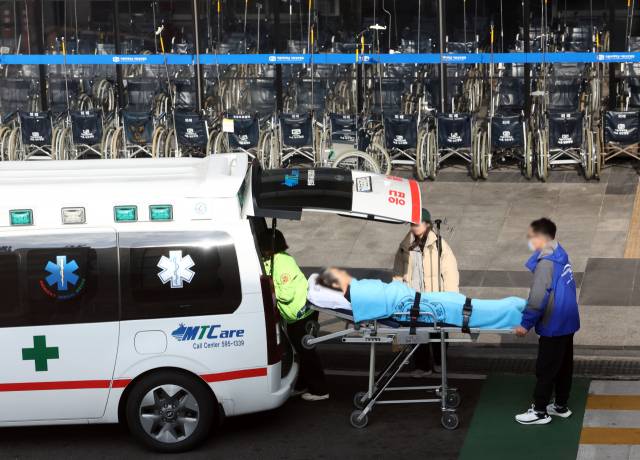 서울의 한 대학병원에서 한 환자가 구급차에 탑승하고 있다. 연합뉴스