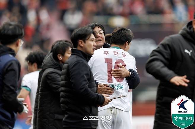 대전하나시티즌 황선홍 감독이 득점한 주민규를 끌어안고 기뻐하고 있다. 프로축구연맹 제공