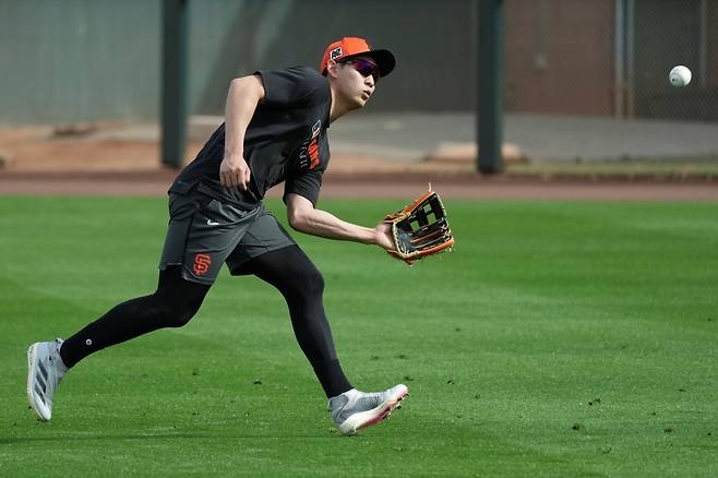메이저리그 공식 홈페이지 MLB.com이 이정후가 샌프란시스코의 수비력 강화에 큰 힘이 될 것으로 내다봤다. 매체는 포수 패트릭 베일리, 내야수 윌리 아다메스 못지않게 이정후가 건강한 몸 상태로 뛴다면 팀에 긍정적인 변화를 가져올 것으로 예상했다. AP 연합뉴스