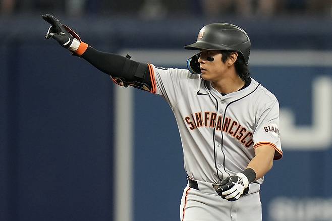 메이저리그 공식 홈페이지 MLB.com이 이정후가 샌프란시스코의 수비력 강화에 큰 힘이 될 것으로 내다봤다. 매체는 포수 패트릭 베일리, 내야수 윌리 아다메스 못지않게 이정후가 건강한 몸 상태로 뛴다면 팀에 긍정적인 변화를 가져올 것으로 예상했다. AP 연합뉴스