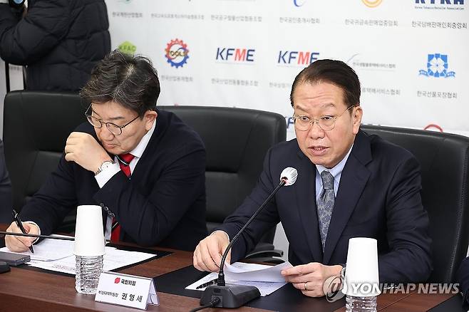 소상공인연합회 찾아 지원 방안 말하는 권영세 비대위원장 (서울=연합뉴스) 황광모 기자 = 국민의힘 권영세 비상대책위원장이 13일 서울 영등포구 소상공인연합회를 찾아 가진 간담회에서 소상공인 지원 대책에 대해 말하고 있다. 2025.2.13 hkmpooh@yna.co.kr