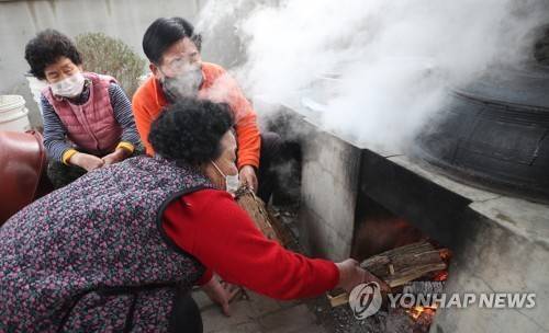 겨울 따뜻하게   (김해=연합뉴스) 김동민 기자 = 경남 김해지역 최저 기온이 영하 11도를 기록한 18일 김해시 상대면 대감리 한 가정에서 시민이 아궁이에 장작불을 태우고 있다. 2021.1.18 image@yna.co.kr (끝)