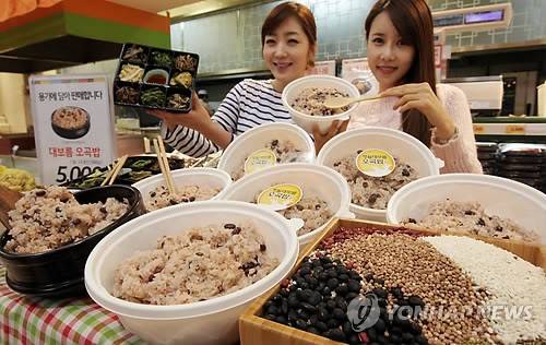 마트에 등장한 즉석 오곡밥 (서울=연합뉴스) 최재구 기자 = 5일 중구 봉래동 롯데마트 서울역점에서 모델들이 간편하게 즐길 수 있는 조리된 즉석 오곡밥을 선보이고 있다. 롯데마트가 선보인 오곡밥은 3∼4명이 먹을 수 있는 양(800g)으로 전용 용기에 담아 갓 지은 것처럼 따뜻하게 먹을 수 있다. 2012.2.5  jjaeck9@yna.co.kr (끝)