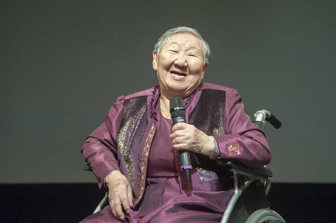 재독시민사회단체 "길원옥 할머니 갈비뼈 통증 호소 없었다" (베를린=연합뉴스) 코리아협의회 등 재독시민사회단체는 5일(현지시간) 성명을 내고 일본군 위안부 피해자인 길원옥 할머니가 2017년 한국정신대문제대책협의회(정대협)와 독일 베를린을 방문했을 당시 갈비뼈가 골절된 것이 은폐됐다는 주장과 관련, "통증을 호소하거나 의심할만한 정황이 없었다"고 밝혔다.
    사진은 길원옥 할머니가 2017년 베를린 방문당시 무대 위에 올라 활짝 웃고 있는 모습. 2021.4.6
    [코리아협의회 제공. 재판매 및 DB 금지] photo@yna.co.kr