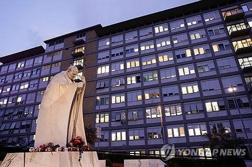 교황이 입원한 제멜리 종합병원 입구에 있는 요한 바오로 2세 동상 [로이터 연합뉴스. 재판매 및 DB 금지]