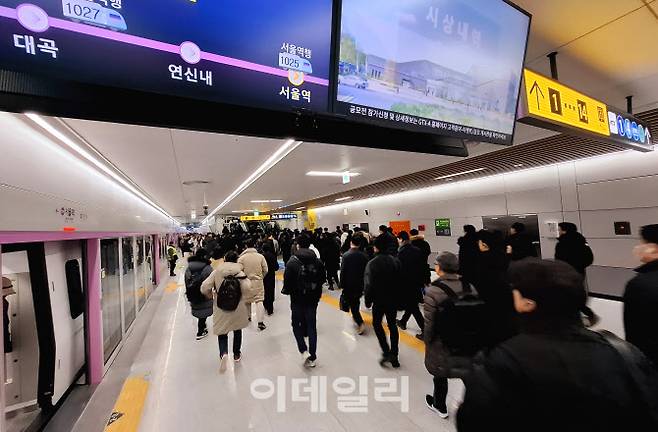 GTX-A노선 개통 직후 출근시간 대 서울역에 내린 이용객들이 빠르게 플랫폼을 빠져나가고 있다. (사진=정재훈기자)