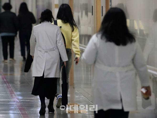 서울의 한 대학병원에서 의료진이 이동하고 있는 모습.(사진=방인권 기자)