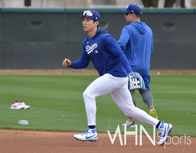 (김혜성이 다저스 스프링캠프에서 내야 수비훈련을 하고 있다)