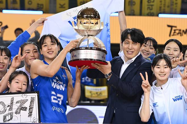 16일 여자프로농구 정규리그 우승을 확정한 뒤 기념촬영하는 아산 우리은행 선수들