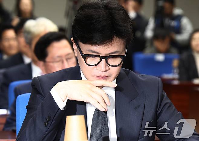 한동훈 국민의힘 대표가 5일 오후 서울 여의도 국회도서관에서 열린 2024 교육정책 학술 심포지엄 '교사:미래를 바꾸는 희망'에 참석해 고심하고 있다. 2024.11.5/뉴스1 ⓒ News1 김민지 기자