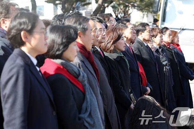 국민의힘 의원들이 17일 서울 종로구 헌법재판소 앞에서 윤석열 대통령 최소한 방어권 보장 촉구 및 불공정성 규탄과 관련해 헌법재판소 사무처장을 면담하기에 앞서 기자회견을 하고 있다. (공동취재) 2025.2.17/뉴스1 ⓒ News1 김성진 기자