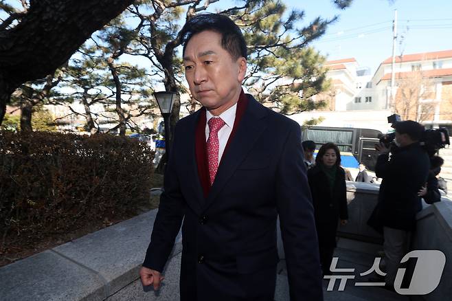 김기현 국민의힘 의원이 17일 서울 종로구 헌법재판소에서 헌법재판소 사무처장을 면담하기 위해 이동하고 있다. (공동취재) 2025.2.17/뉴스1 ⓒ News1 김성진 기자