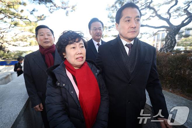 국민의힘 조배숙 의원(왼쪽) 등이 17일 서울 종로구 헌법재판소에서 헌법재판소 사무처장을 면담하기 위해 이동하고 있다. (공동취재) 2025.2.17/뉴스1 ⓒ News1 김성진 기자