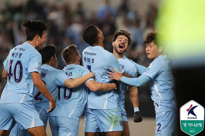 세징야(가운데)가 16일 강원전에서 역전골을 넣고 환호하고 있다. 사진 | 한국프로축구연맹