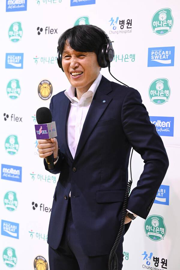 우승 후 환하게 웃는 우리은행 위성우 감독. 사진┃WKBL