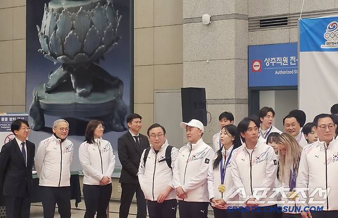 왼쪽부터 윤성욱 대한체육회 사무총장, 유인촌 문체부 장관, 장미란 차관, 유승민 대한체육회장 당선인.