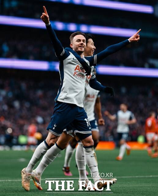 토트넘의 제임스 매디슨과 손흥민(오른쪽)이 17일 맨유와 2024~2025 EPL 25라운드 홈 경기에서 선제 결승골을 기록한 후 세리머니를 펼치고 있다./토트넘