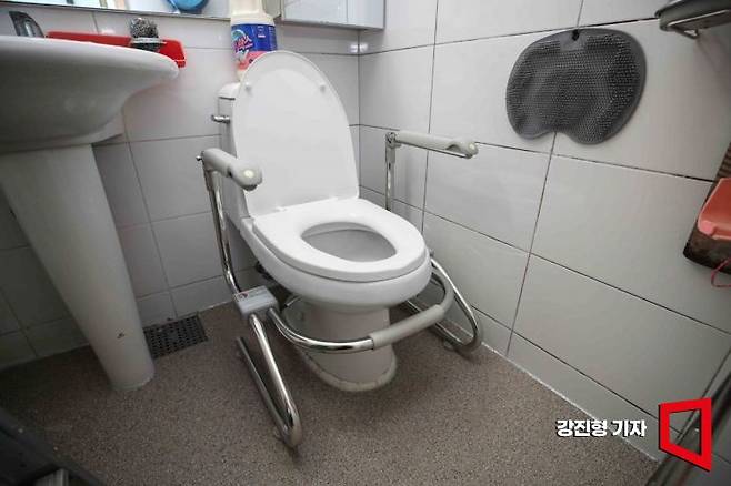 지난해 11월 18일 윤수근 할아버지와 방희연 할머니가 거주중인 서울 양천구 목동 아파트 화장실에 미끄럼 방지 타일과 양변기 보조기구가 설치된 모습. 강진형 기자