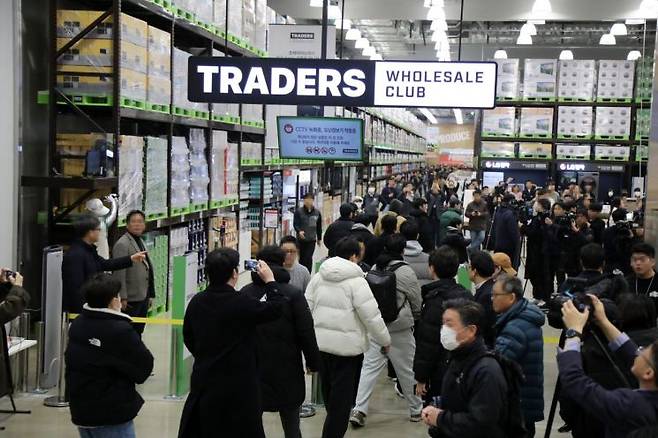 트레이더스 마곡점이 문을 연 지난 14일, 매장 입구가 방문객들로 북적이고 있다. 이마트 제공