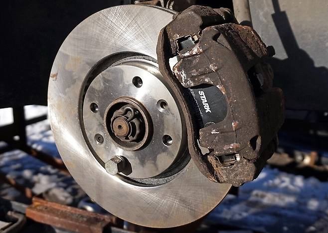 석면을 대체한 자동차 브레이크 패드의 구리에서 인체에 유해한 독성 물질이 디젤 배출 가스보다 더 위협적이라는 연구 결과가 나왔다. (위키피디아)