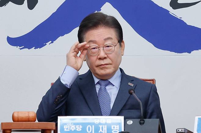 이재명 더불어민주당 대표가 14일 오전 서울 여의도 국회에서 열린 최고위원회의에 참석해 안경을 고쳐쓰고 있다./뉴스1