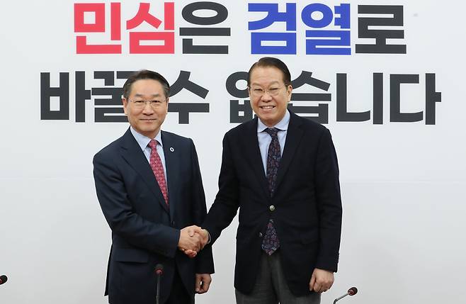 권영세 비상대책위원장이 5일 서울 여의도 국회에서 유정복 대한민국시도지사협의회장을 접견하며 악수하고 있다. 2025.02.05 /남강호 기자