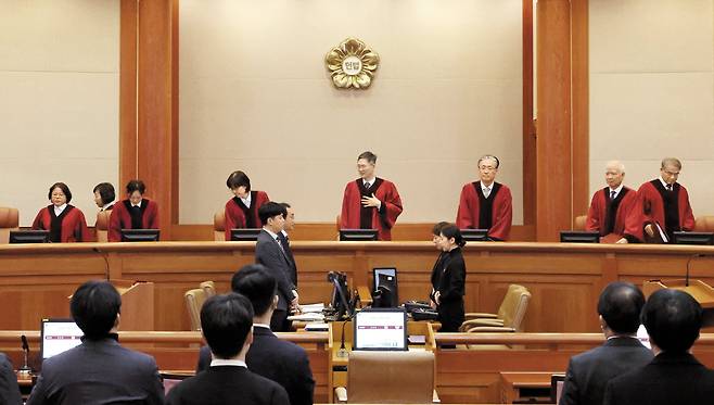 지난 12일 서울 종로구 헌법재판소 대심판정에 헌법재판관들이 입장하고 있다. 왼쪽부터 김복형·정계선·정정미·이미선 재판관, 문형배 헌법재판소장 권한대행, 김형두·정형식·조한창 재판관./조인원 기자