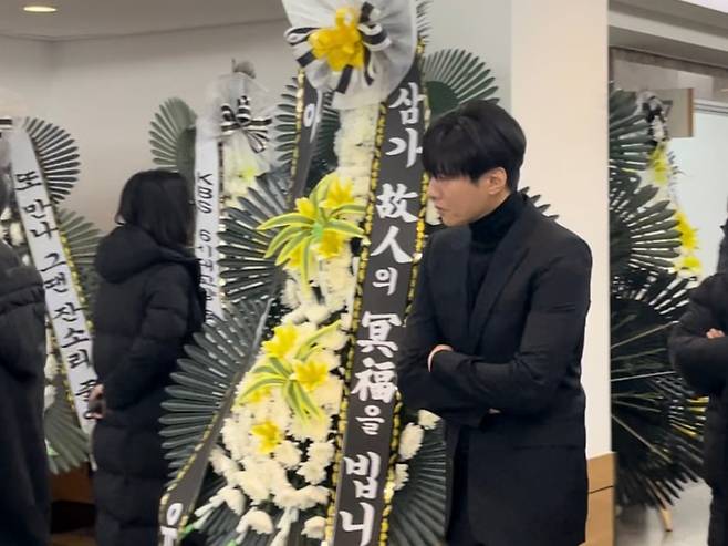 17일 배우 원빈씨가 고(故) 김새론씨의 빈소를 찾아 조문을 마친 후 침통한 표정으로 떠나고 있다. 원빈 씨와 고인은 영화 '아저씨(2010)'에서 호흡을 맞춘 바 있다. / 조민희 기자