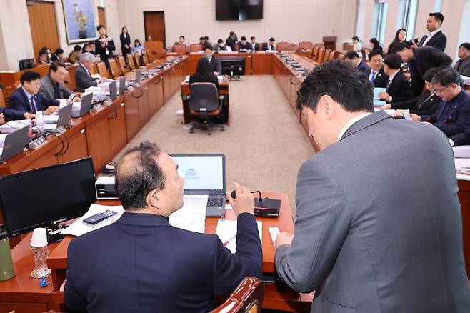 17일 국회 산업통상자원중소벤처기업위원회 산업통상자원특허소위원회에서 더불어민주당 소속 김원이 소위원장이 반도체법, 에너지3법 등 안건을 상정하기에 앞서 전문위원과 대화하고 있다./연합뉴스
