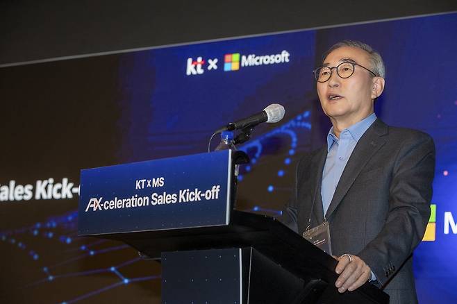 김영섭 KT 대표가 지난달 14일 열린  B2B AI 전환(AX) 가속화 사업 전략 워크숍에서 AI 관련  보안 클라우드 사업에 대해 설명하고 있다. 이 사업은 마이크로소프트(MS)와의 전략적 파트너십을 통해 선보인다. KT 제공