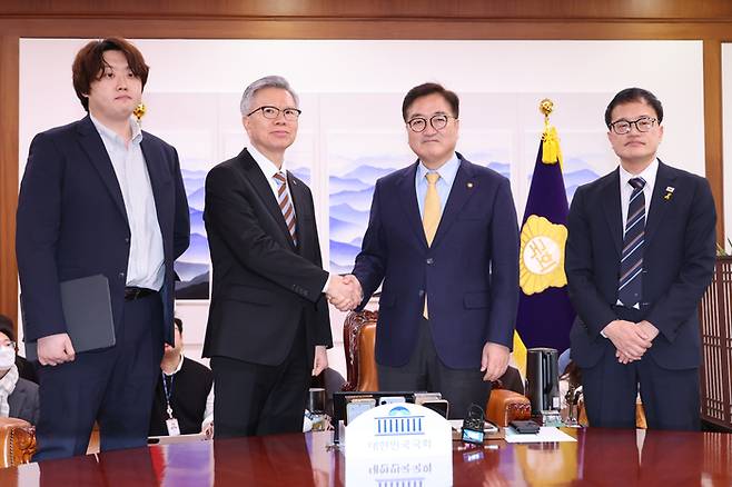 우원식 국회의장(왼쪽 세 번째)이 17일 서울 여의도 국회 집무실에서 김택우 대한의사협회장과 박단 대한전공의협의회 비상대책위원장과 간담회에 앞서 악수하고 있다.(왼쪽부터)박단 대한전공의협의회 비상대책위원장, 김택우 대한의사협회장, 우 의장, 박주민 국회 보건복지위원장. 연합뉴스.