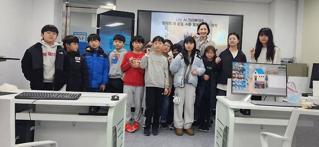 서울 양천구(구청장 이기재)는 지난 15일 구내 평생학습관에서 관내 초등학교 4~6학년을 대상으로 주말 특강 ‘나는 AI 크리에이터’ 교육을 진행했다고 17일 밝혔다. 강연에 나선 김호경 교수(오른쪽 네번째)와 참가한 학생들이 기념촬영을 하고 있다.                                                          서울  양천구청 제공