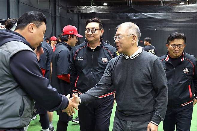 정의선 현대차그룹 회장(오른쪽)이 16일(현지시간) 미국 캘리포니아 어바인 인근에 위치한 더 클럽하우스 베이스볼을 찾아 'KIA 타이거즈' 선수단을 격려하고 이범호 감독과 악수를 하고 있다. 현대차그룹 제공
