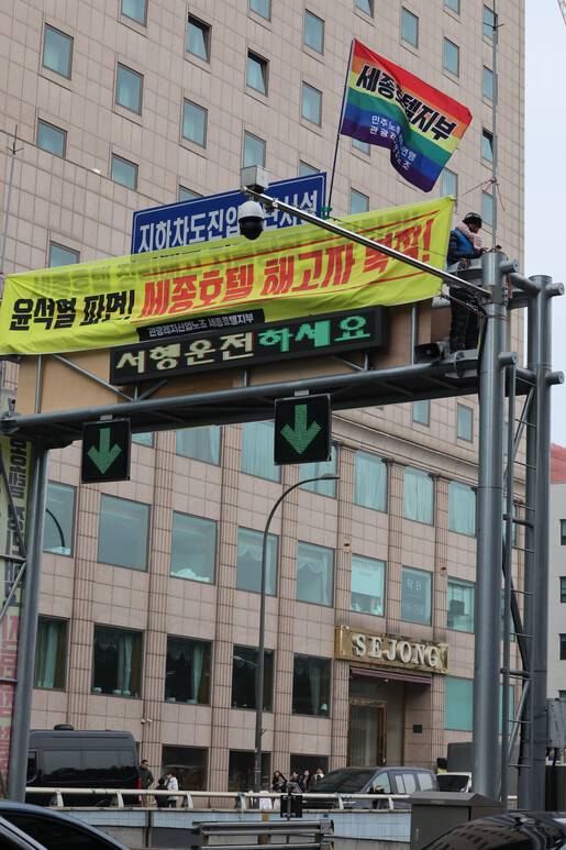 예배공동체 `광야에서\'가 마련한 세종호텔 해고노동자 고진수 지부장 고공농성 지지 기도회가 16일 오후 서울 중구 세종호텔 건너편 명동역 1번출구 인근에서 진행돼 고 지부장이 기도회를 지켜보고 있다. 김태형 기자 xogud555@hani.co.kr
