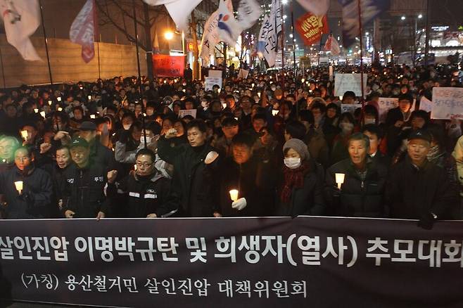철거민 농성 강제진압 과정에서 ‘용산 참사’가 발생한 서울 용산 국제빌딩 4구역 내 남일당 건물 앞 도로에서 2009년 1월20일 저녁 추모대회가 열리고 있다. 강창광 선임기자 chang@hani.co.kr