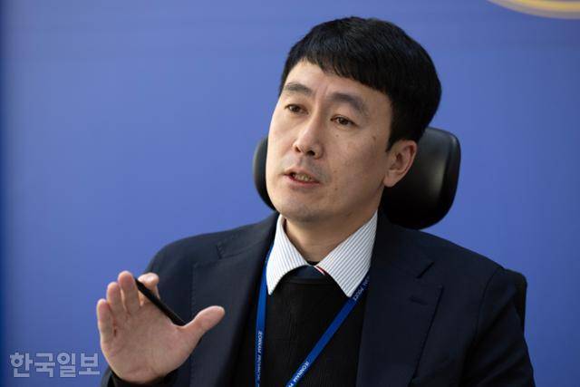 14일 전남 무안군 전남경찰청에서 이인환 전남경찰청 질서관리계 경위가 본보와 인터뷰에서 제주항공 참사 희생자 유류품 수습 상황에 관해 설명하고 있다. 무안=박시몬 기자