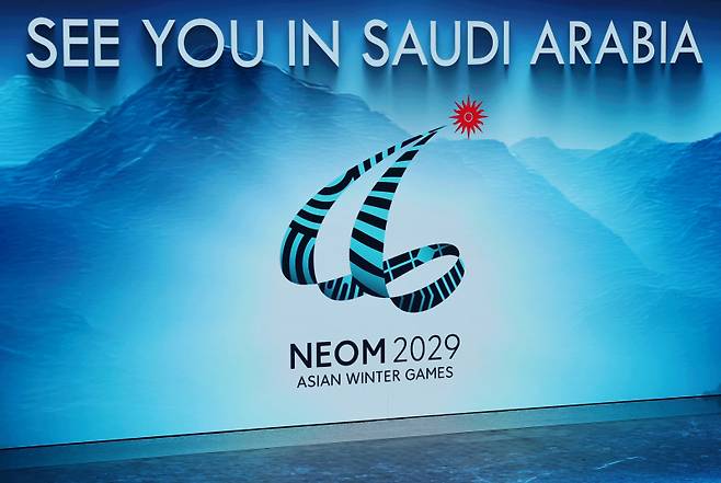 <yonhap photo-6084="">14일 중국 하얼빈 국제 컨벤션 전시 스포츠센터에서 열린 제9회 하얼빈 동계아시안게임 폐회식에서 다음 대회 개최지 사우디아라비아 네옴시티의 로고와 인사말이 스크린에 띄워져 있다. [연합뉴스]</yonhap>