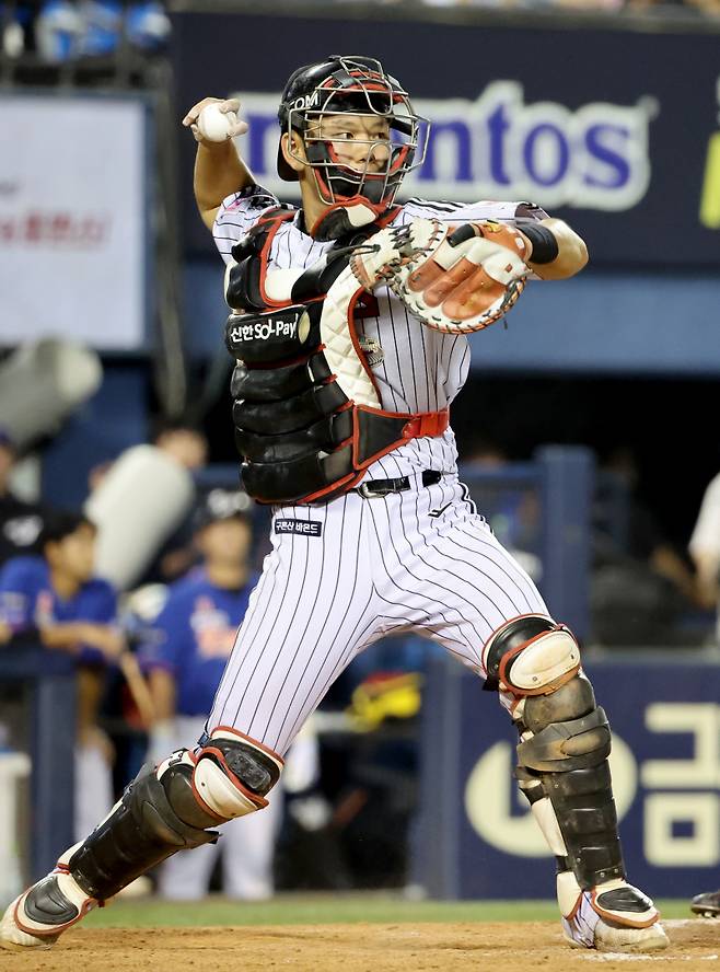 2024 KBO리그 프로야구 LG트윈스와 한화이글스의 경기가 25일 오후 서울 잠실야구장에서 열렸다. 포수 이주헌이 9회초 2사 2루 타자 이재원이 삼진아웃되자 1루로 공을 던지고 있다. 잠실=김민규 기자 mgkim1@edaily.co.kr /2024.09.25/