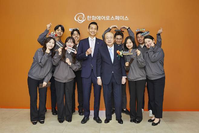 <yonhap photo-2562="">지난 2024년 한화에어로스페이스 창원사업장 찾은 김승연 회장과 김동관 부회장. 한화 제공</yonhap>