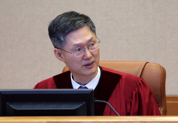 문형배 헌법재판소장 권한대행이 22일 오전 서울 종로구 헌법재판소에서 열린 최상목 대통령 권한대행 부총리 겸 기획재정부 장관의 헌법재판관 미임명 관련 권한쟁의심판 1차 변론에 참석해 있다. 2025.1.22 [공동취재] [사진=연합뉴스]