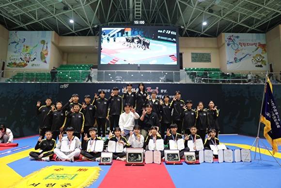 청주 서원중학교가 4회 2‧28민주운동기념 전국 중‧고등학교 태권도대회에서 3년 연속 종합우승을 차지했다. 서원중 태권도부 선수 등이 기념 촬영을 하고 있다. [사진=청주교육지원청]