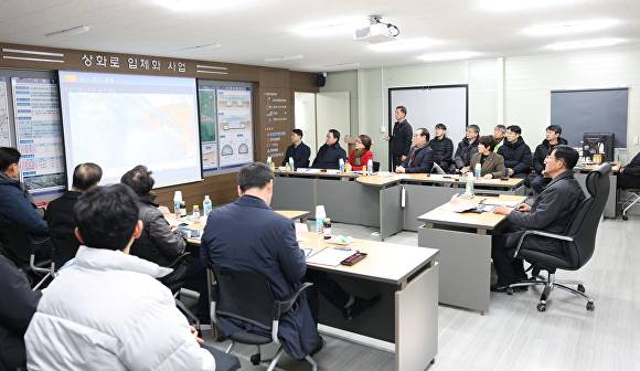 대구시의회 건설교통위 소속 의원들이 상화로 입체화 사업 현황 설명을 경청하고 있다 [사진=대구시의회]