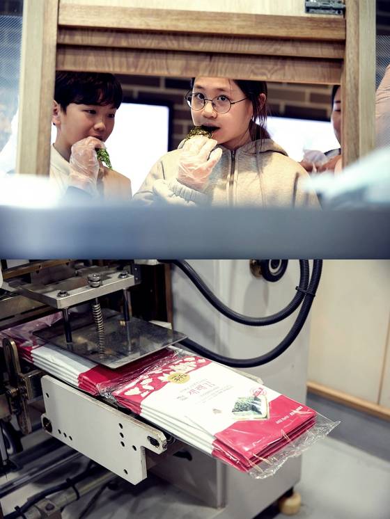 해찬송학 김 전시관에서는 조미김이 만들어지는 생산 공정 라인을 살펴보고, 갓 나온 따뜻한 김을 시식할 수 있다.